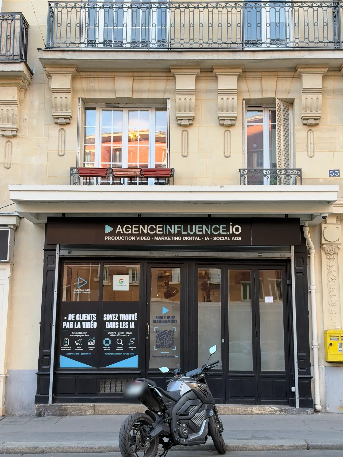 La façade de l’Agence Influence, 53 rue Brancion, Paris 15e