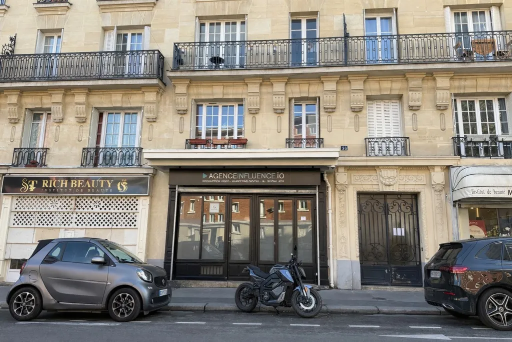 La façade de l’Agence Influence, 53 rue Brancion, Paris 15e