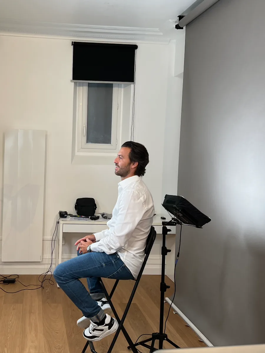 Un tournage en cours dans le studio de l’agence : intervenant sur tabouret, éclairage et caméra en place
